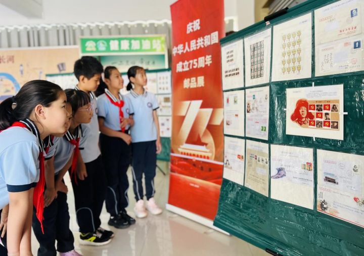 威海市北竹島小學(xué)舉行“方寸伴我行，祖國(guó)在心中”紅色主題郵展